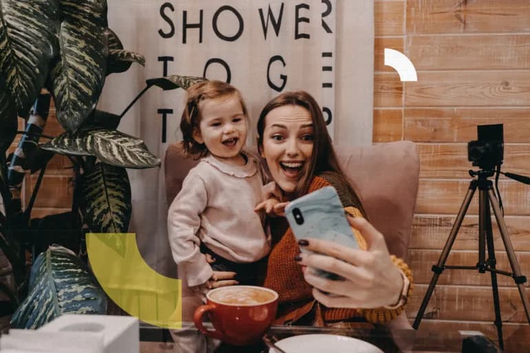  أمهات منصات التواصل..   لماذا أصبحت رعاية الأطفال بطولة؟